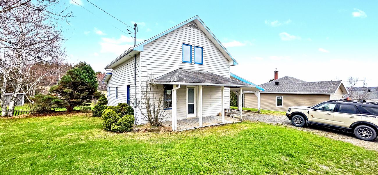 241 Rue Principale, Saint-Eusèbe — Maison à un étage et demi à vendre