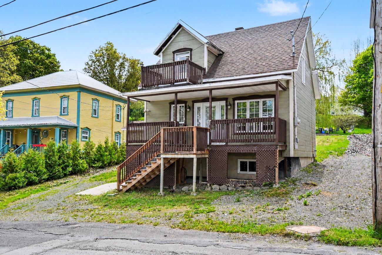 2460 Rue Commerciale S., Témiscouata-sur-le-Lac — Maison à un étage et demi vendue