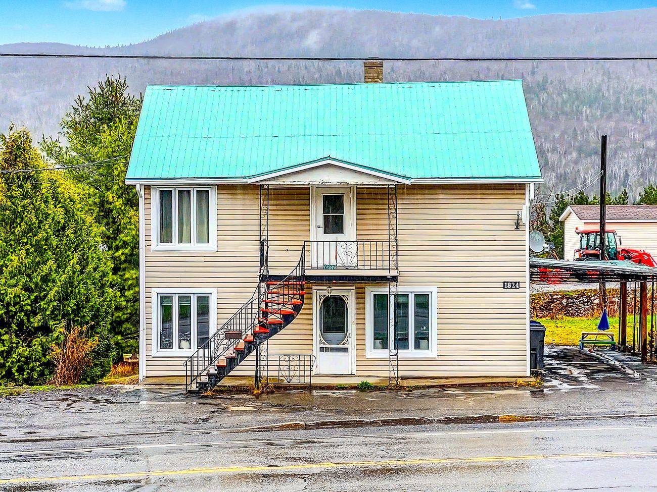 1824A-1824B Rue Principale, Pohénégamook — Duplex à vendre